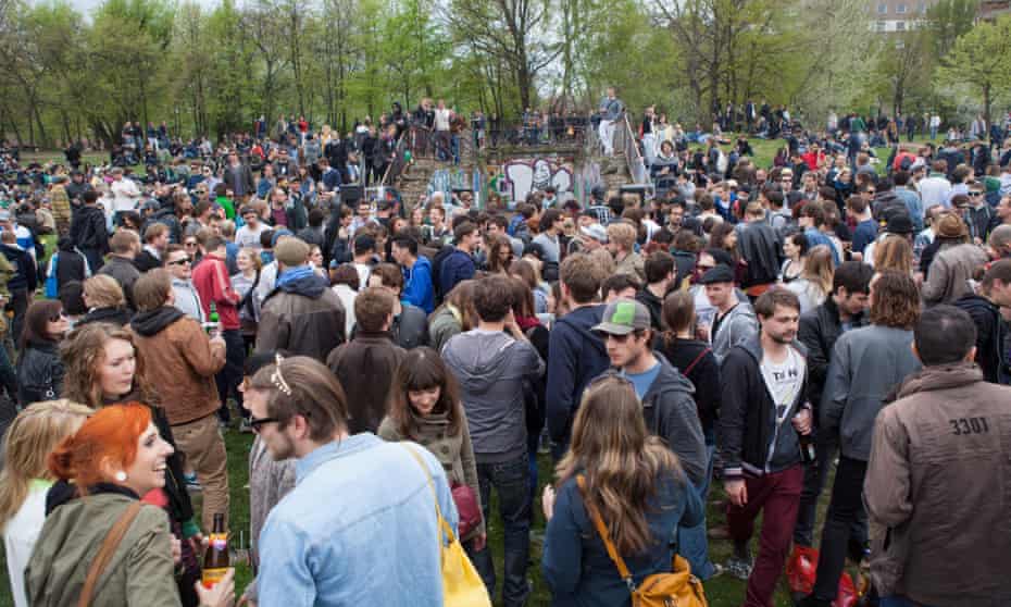 Young people celebrate International Labour Day at Görlitzer Park. 
