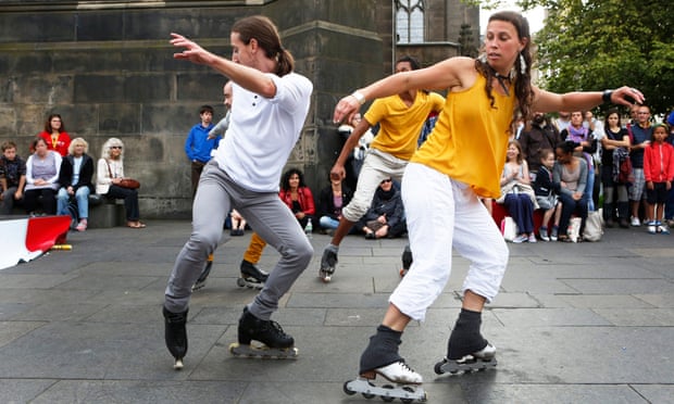 Le Patin Libre entertain the crowds on the Royal Mile in Edinburgh.