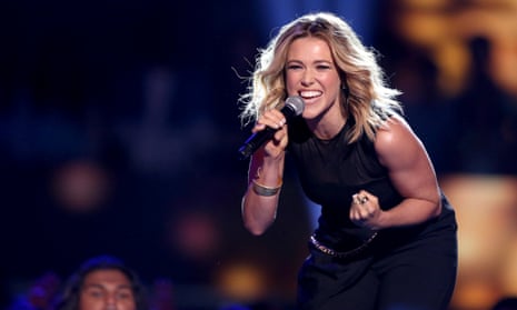 It’s a first … Rachel Platten performs Fight Song at the Teen Choice awards