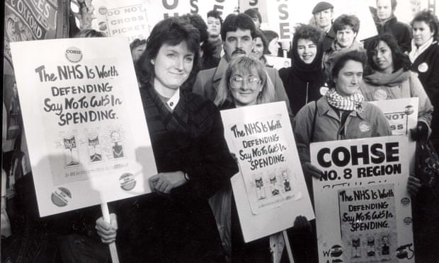 Harman in 1988, when she was shadow spokesperson for health, with striking nurses.