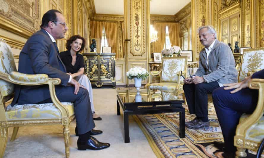 French president François Hollande, left, receives Sir AnishKapoor (R) at the Elysée palace, in Paris, on 8 September.