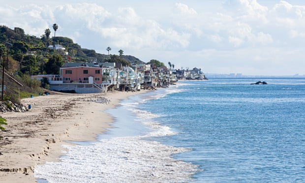 Malibu's celebrity homeowners try to block public beach use