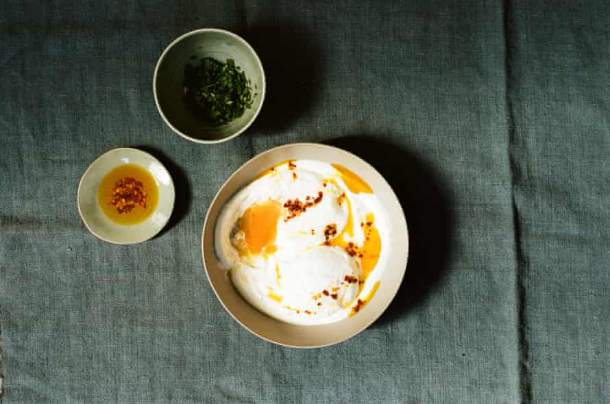 Yoghurt soup with a poached egg