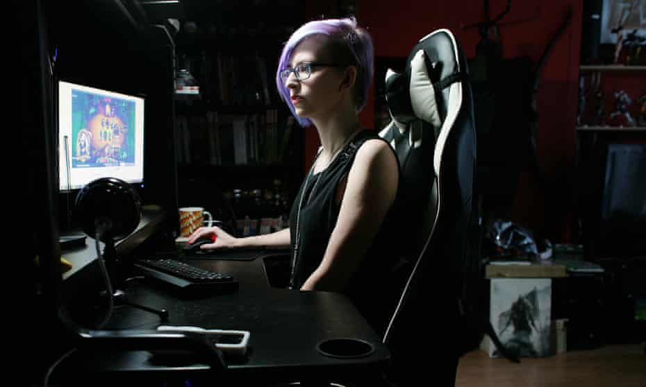 Twtich streamer Stacey Rebecca, who suffers from chronic back pain.
