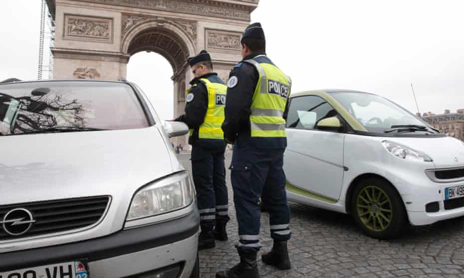 French police control cars with even-numbered licence plates in Paris. Authorities imposed car curbs to cut health-endangering air pollution.