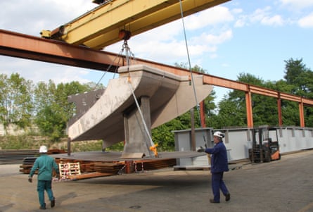 Prototype sections of the bridge are being manufactured at the Cimolai factory in Pordenone, near Venice, Italy.