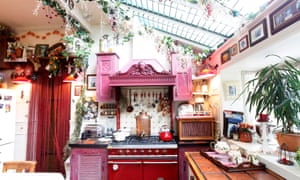 مؤلف بريطاني يحول منزله إلى تحفة فنية من المغامرات الخيالية مؤلف بريطاني يحول منزله إلى تحفة فنية من المغامرات الخيالية