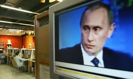 An internet cafe in Moscow streams Vladimir Putin during a conference.