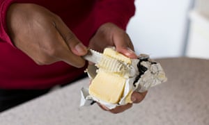 The self-heating butter knife produces a pleated roll of cream turning over itself