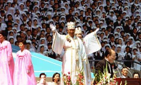 Sun Myung Moon directs a mass wedding ceremony