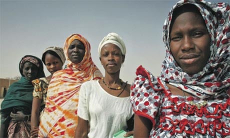 Mauritanian women wait to vote