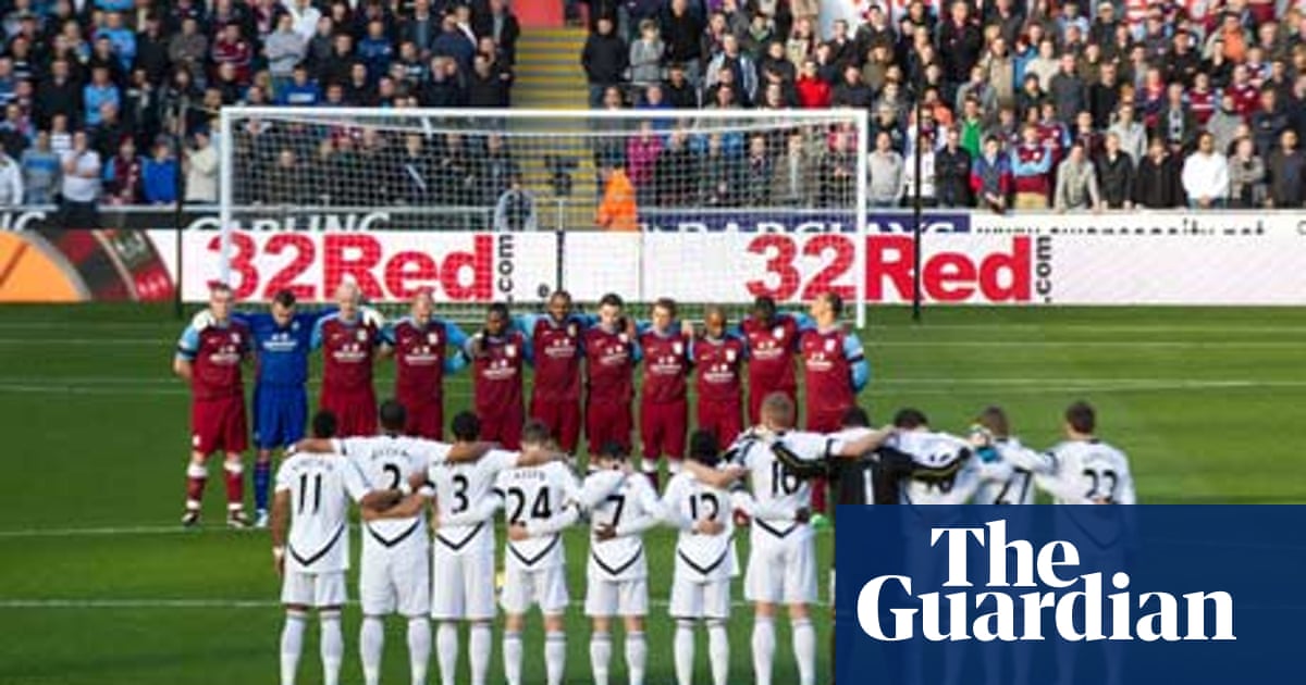 Gary Speed Silence Turns To Applause As Fans Salute Wales Manager Gary Speed The Guardian Gary Speed Silence Turns To Applause As Fans Salute Wales Manager Gary Speed The Guardian