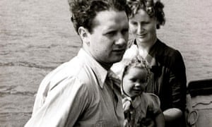 a biography of dylan thomas a welsh poet and writer Dylan marlais thomas (27 october 1914 - 9 november 1953) was a welsh poet and writer who wrote exclusively in english in addition to poetry, he wrote short stories and scripts for film and radio, which he often performed himself his public readings, particularly in america, won him great acclaim his sonorous voice with a subtle welsh lilt. a biography of dylan thomas a welsh poet and writer Dylan marlais thomas (27 october 1914 - 9 november 1953) was a welsh poet and writer who wrote exclusively in english in addition to poetry, he wrote short stories and scripts for film and radio, which he often performed himself his public readings, particularly in america, won him great acclaim his sonorous voice with a subtle welsh lilt.