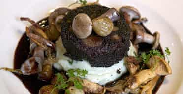 Grilled Black pudding, parsley mash, bacon, baby onions and wild mushrooms at the The Blacksmiths Inn, Westow