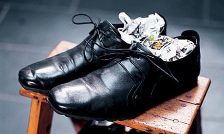 How to stretch tight shoes, Life and style