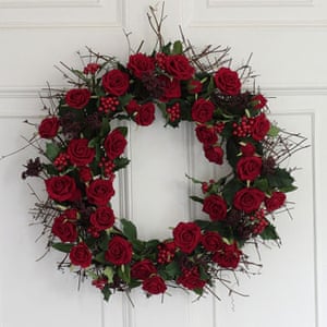 Red table: Red velvet rose wreath
