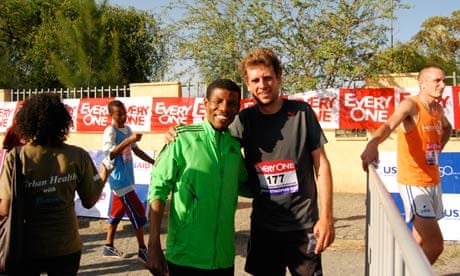 Adharanand Finn posing with Ethiopian distance-running legend Haile Gebrselassie at the finish line