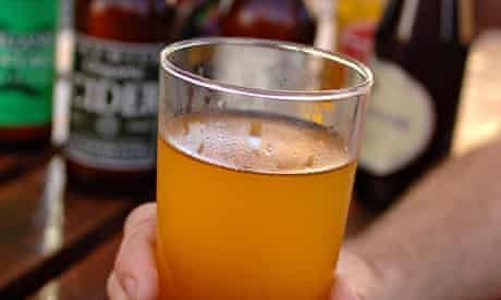 Un homme tenant une pinte de cidre