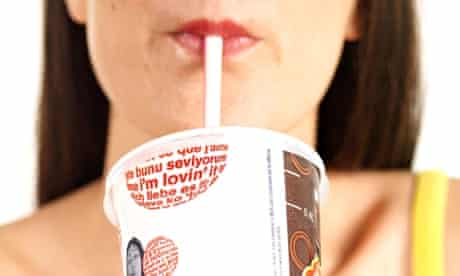 Femme buvant un milk-shake McDonald's's milkshake