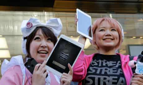 Japanes people with iPad Mini