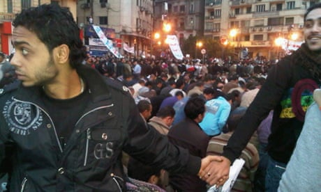 Egyptian Christians join hands to protect praying Muslims in Tahrir Square