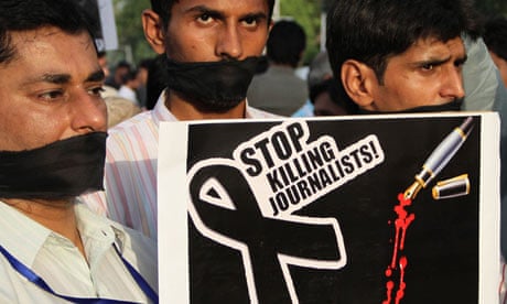 Pakistani journalists protest killing of a colleague