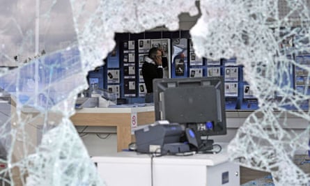 London Riots How Blackberry Messenger Played A Key Role Social Media The Guardian