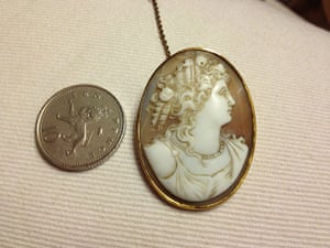 Antiques 230412: A gold-mounted shell cameo brooch