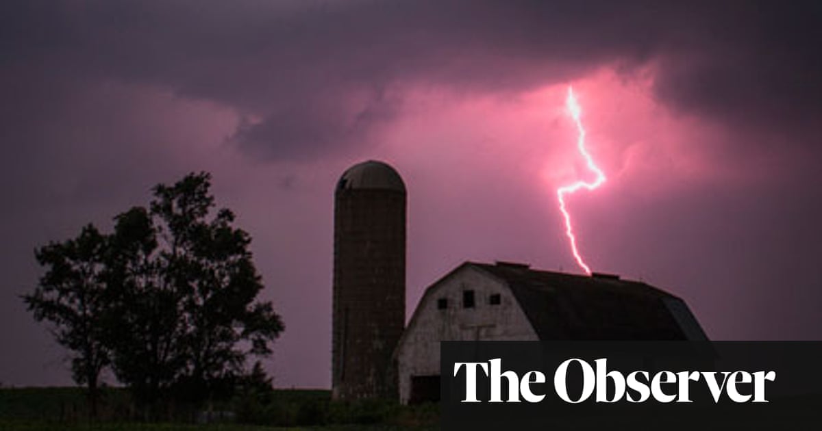 What goes on when lightning strikes?