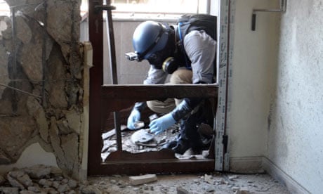 UN arms expert collects samples, Ghouta