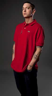 Eminem iført rød poloshirt