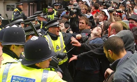 Police and protesters clash in London on 1 April 2009