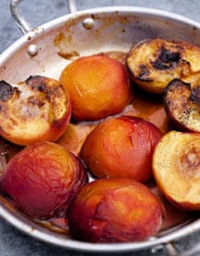 Baked peaches with maple syrup and vanilla