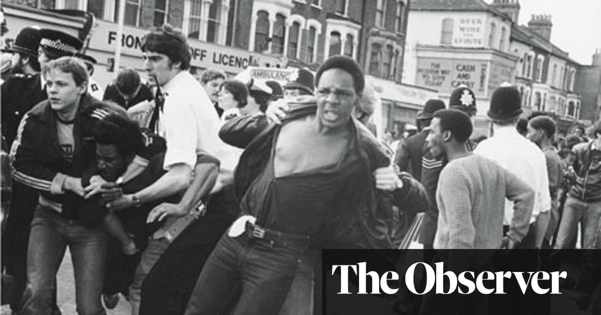 crnje sabljama ganjaju muriju po londonistanu  Brixton-1981-riot-spark-007
