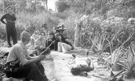 malayan-emergency-prisoners-with-soldier