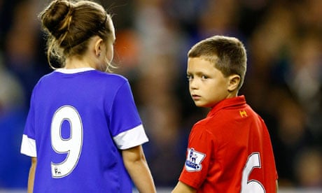 Children-Everton-Liverpool-jerseys-pay-respects