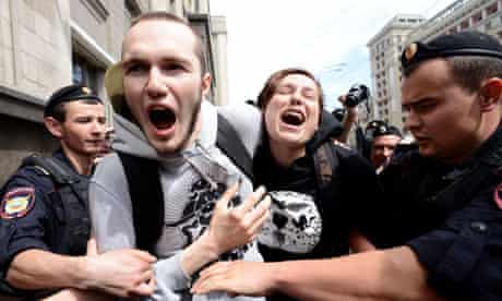 Russian riot police detain gay activists