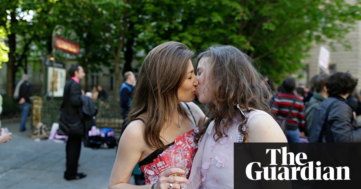 Lesbians Goodbye Kiss Leads To ‘humiliation In Paris