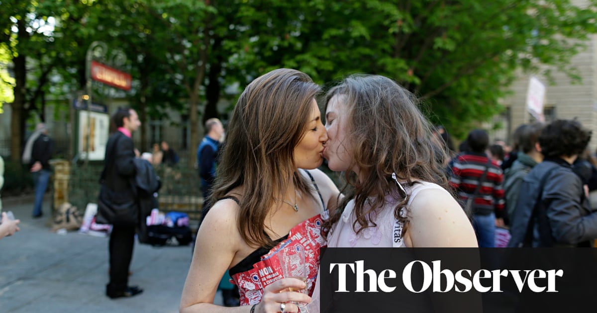 Lesbians Goodbye Kiss Leads To ‘humiliation In Paris