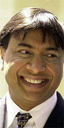 Lakshmi Mittal: Family night at the fight: Lakshmi Mittal hangs