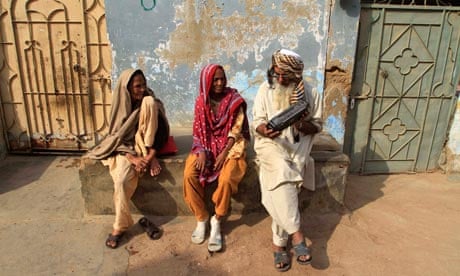 People listen to the radio in Karachi, Pakistan