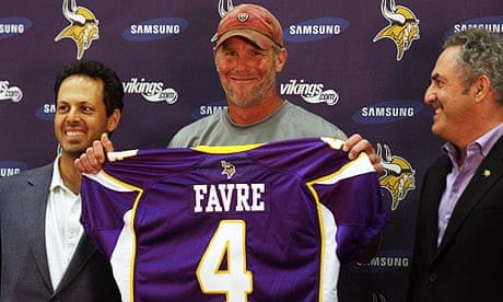 Brett Favre signs for Minnesota Vikings