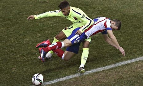Atletico Madrid's Spanish midfielder Gabi Fernández fights for the ball with Barcelona's Brazilian s