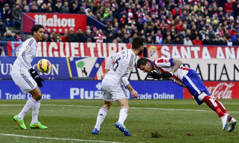 Mario Mandzukic scores Atletico Madrid's fourth goal against Real Madrid at the Vincente Calderon