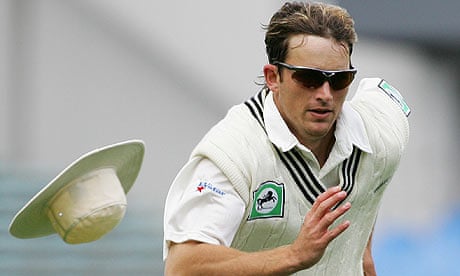 Shane Bond was forced out of New Zealand's series against Pakistan with an abdominal injury