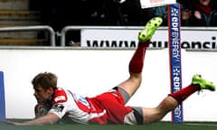 Gloucester's Iain Balshaw scores against Ospreys