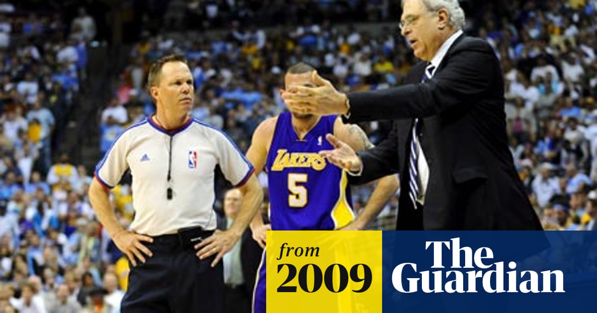 Lakers Coach Phil Jackson Fined 25 000 For Referee Criticisms Nba The Guardian