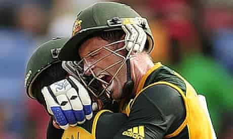 Mike Hussey celebrates with Mitchell Johnson