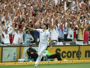 Ashes 2010-11: Jimmy Anderson catches Peter Siddle