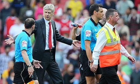 Arsene Wenger complains to a linesman